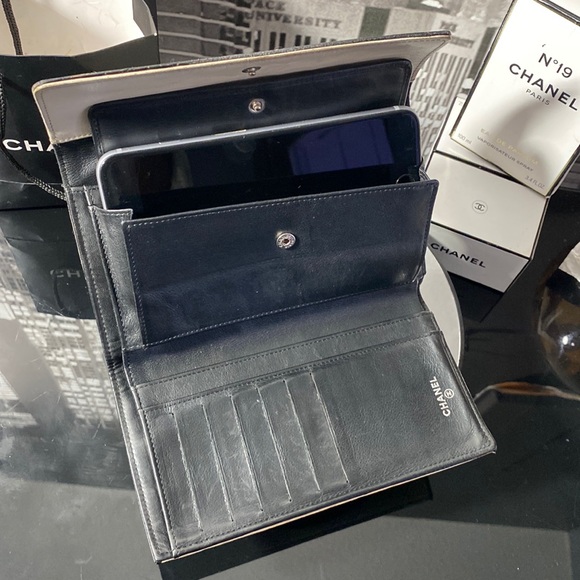 Sold Authentic CHANEL Bicolore Quilted CC Logo Leather Trifold Wallet - Picture 7 of 17